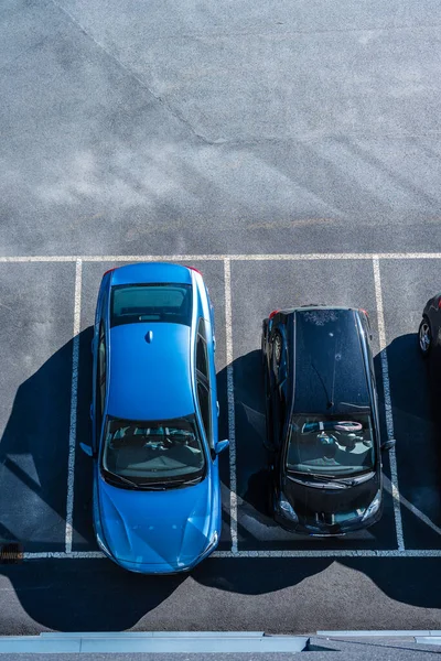스웨덴의 부르크 2023 파란색 자동차와 주차장에 검은색 콤팩트 — 스톡 사진