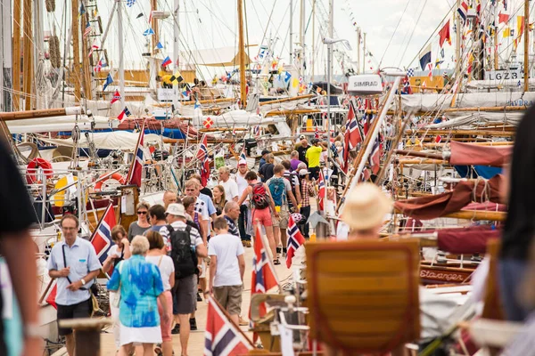 ノルウェーのオスロ2014年7月19日 マリーナの古い木製ボートを見る人々 — ストック写真