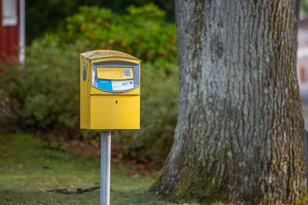 Alingas スウェーデン 2020年9月26日 道路脇の黄色いメールボックス — ストック写真