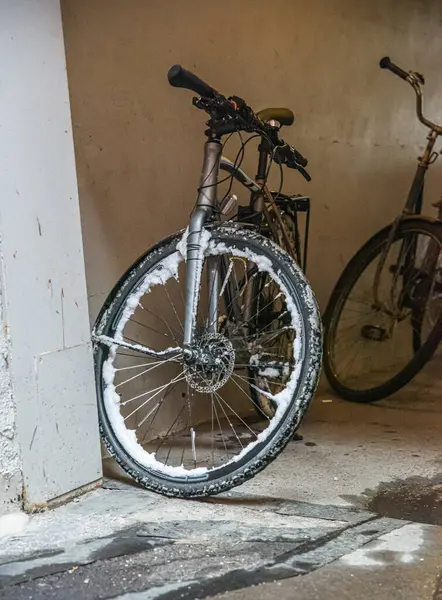 灰色的自行车停在小巷里 — 图库照片