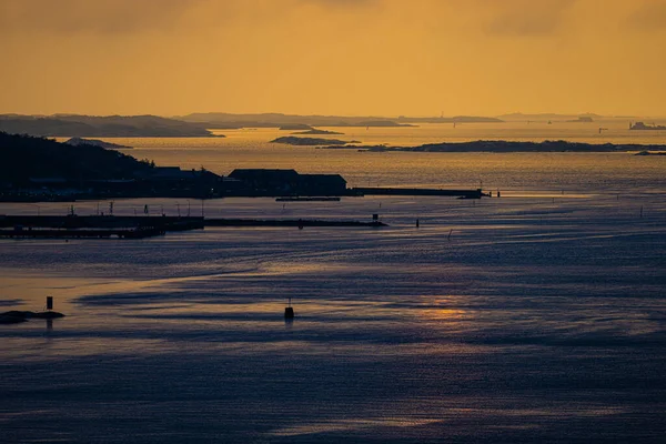 水平線の上の日没の光と列島 ストック写真