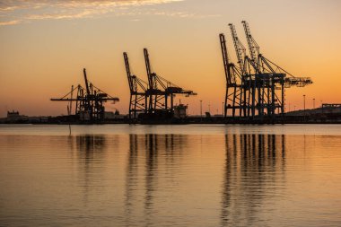 Göteborg, İsveç - 29 Haziran 2021: Gün batımında Skandiahamnen 'de konteyner vinçleri.