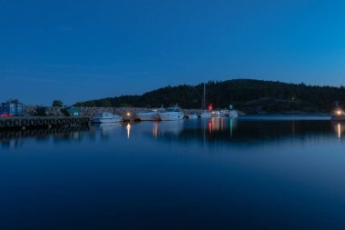 Lindesnes, Norveç - 03 Ağustos 2021: Baly 'deki misafir limanının uzun pozlu gece fotoğrafı.