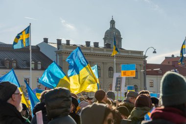 Göteborg, İsveç - 27 Şubat 2022: Gustaf Adolfs Meydanı 'nda Ukrayna' yı destekleyen savaş protestosu.