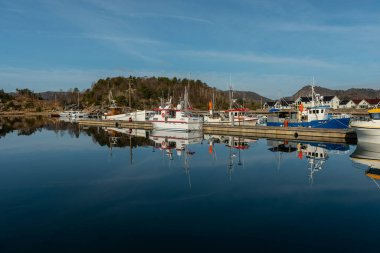 Lindesnes, Norveç - 17 Nisan 2022: Baly 'ye balıkçı tekneleri yanaştı.