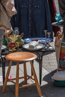 Göteborg, İsveç - 29 Mayıs 2022: İnsanlar Majorna 'daki bir bit pazarında hazine arıyorlar.