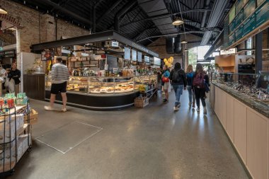 Malmö, İsveç - 09 Temmuz 2022: Malmö Saluhall 'daki dükkanlar.
