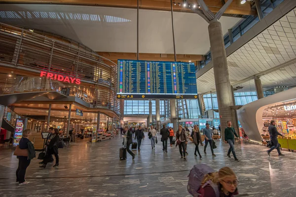 2018年9月26日 挪威加德莫恩 离开大厅 显示航班和登机门的大屏幕 — 图库照片
