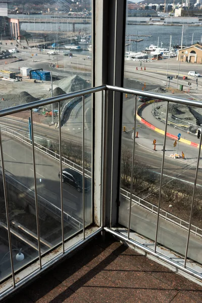 2021年3月21日 瑞典哥德堡 一条有金属栏杆的走廊拐角处向外望去 — 图库照片