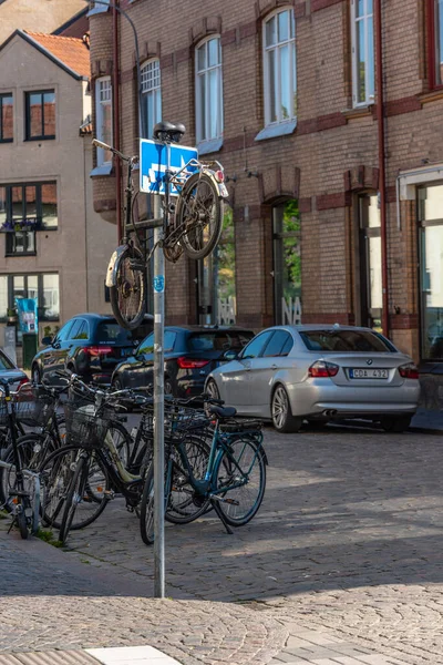2021年5月29日 旧自行车挂在路标上 — 图库照片