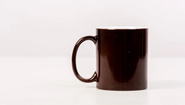白い背景に黒の左利きのコーヒーマグカップ — ストック写真