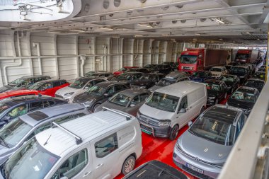 Horten, Norveç - 07 Nisan 2023: Moss 'tan Horten feribotuna giden araçlar.