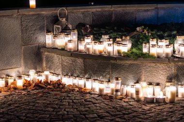 Göteborg, İsveç - Kasım 05 2022: Tüm azizler gününde anıt mezar ışıkları.