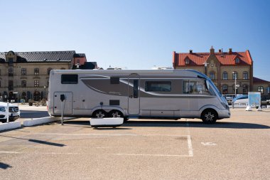 Varberg, İsveç - Nisan 01 2023: Otoparkta eğlence aracı.