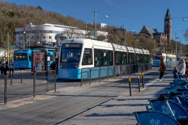 Göteborg, İsveç - 02 Nisan 2023: Linneplatsen hattında beyaz ve mavi tramvay.