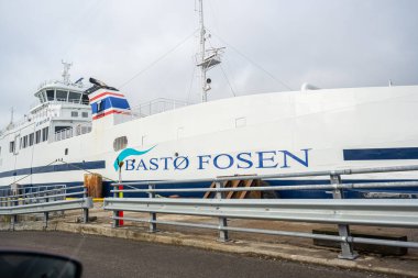 Moss, Norveç - 07 Nisan 2023: Basto Fosen feribotunun limana yanaşması.
