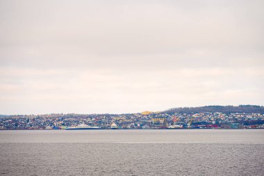 Horten, Norveç - 07 Nisan 2023: Horten kasabasının deniz manzarası.