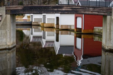 Lindesnes, Norveç - 09 Nisan 2023: Kanal kenarındaki tekne evleri.