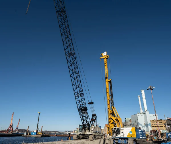 stock image Gothenburg, Sweden - March 05 2023: Tall construction crane and Bauer Drilling Rig at Masthuggskajen.