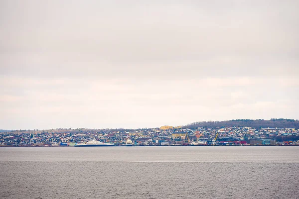 Horten, Norveç - 07 Nisan 2023: Horten kasabasının deniz manzarası.