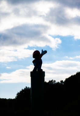 Kungsbacka, İsveç - 11 Eylül 2022: Yeşil bir borunun üzerindeki Mario heykeli.