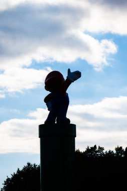 Kungsbacka, İsveç - 11 Eylül 2022: Yeşil bir borunun üzerindeki Mario heykeli.