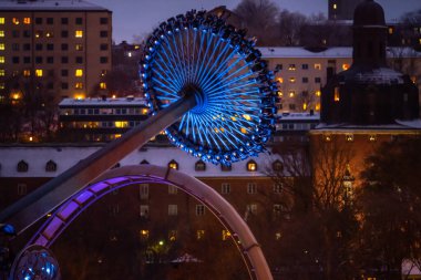 Göteborg, İsveç - 11 Aralık 2022: Lunapark eğlencesi Loke Liseberg 'de iş başında.