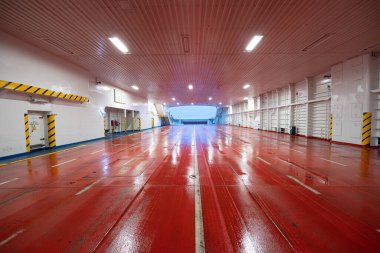 Moss, Norveç - 07 Ocak 2023: Boş bir kırmızı feribot güvertesi.