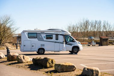 Varberg, İsveç - Nisan 01 2023: Otoparkta eğlence aracı.
