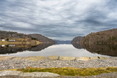 Lindesnes, Norveç - 09 Nisan 2023: İç kısımlara uzanan Lehne fiyortu.