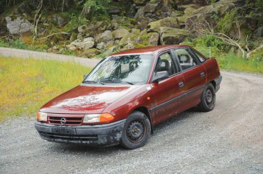 Lindesnes, Norveç - 23 Temmuz 2009: Temizlenmiş ama eski kırmızı 1992 Opel Astra 1.7D.