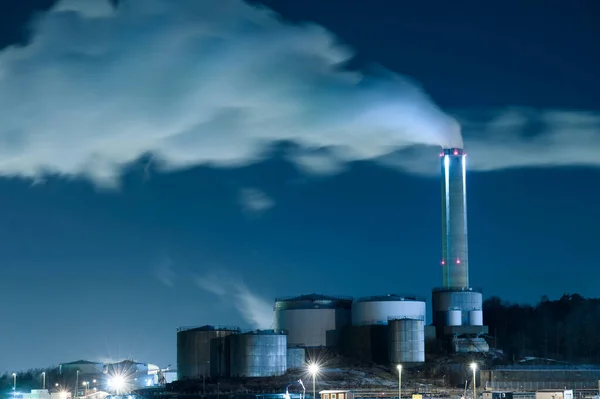 Langzeitbelichtungsfoto Von Dampf Der Aus Industrietrichtern Austritt — Stockfoto