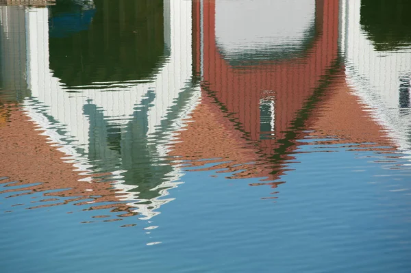 Tükrözi Fehér Piros Csónakházak Vízben — Stock Fotó