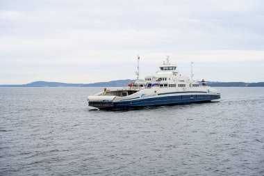 Horten, Norveç - 10 Nisan 2023: Moss ve Horten arasındaki feribot yolda..
