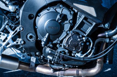 Göteborg, İsveç - 20 Nisan 2023: Yamaha motosikletinin motor detayları.