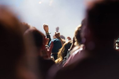 Göteborg, İsveç - 14 Ağustos 2010: İnsanlar konser seyircilerine tezahürat yapıyor.