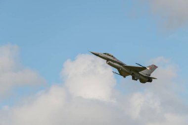 Göteborg, İsveç - 29 Ağustos 2010: Danimarka Hava Kuvvetleri F-16 uçağı gökyüzünü süpürmektedir.