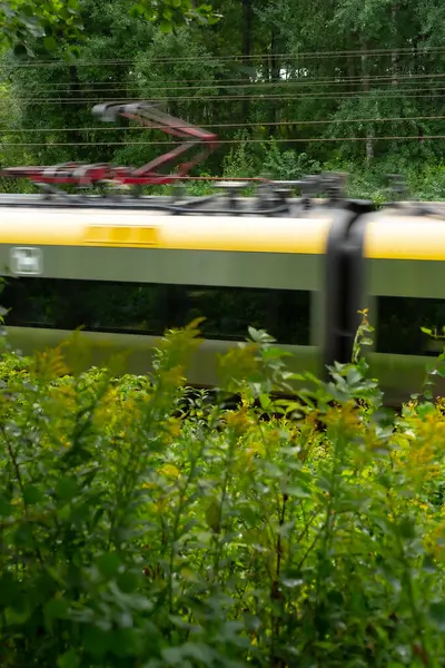 2021年7月27日 黄银列车高速通过瑞典阿林萨斯 — 图库照片