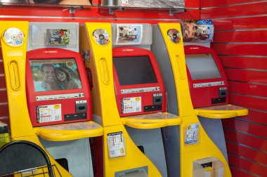 Göteborg, İsveç - 02 Mayıs 2012: Fotoğraf dükkanındaki fotoğraf yazıcı istasyonları.