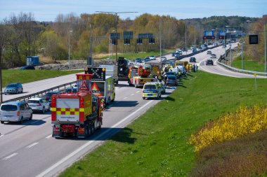 Göteborg, İsveç - 28 Nisan 2023: Birden fazla arabanın karıştığı bir kazadan sonra itfaiye yolu kapattı.