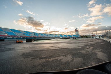 Gothenburg, İsveç - 28 Eylül 2012: Boş stantları olan küçük bir araba yarış pistinde yarışıyor.