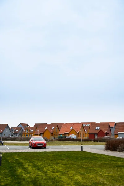 Линдеснес Норвегия Апреля 2023 Года Красный Автомобиль Стоянке Дач — стоковое фото