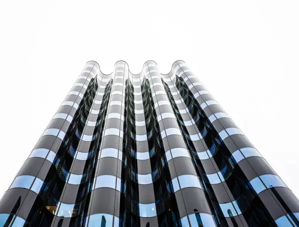 Волновой Стеклянный Фасад Офисного Здания — стоковое фото