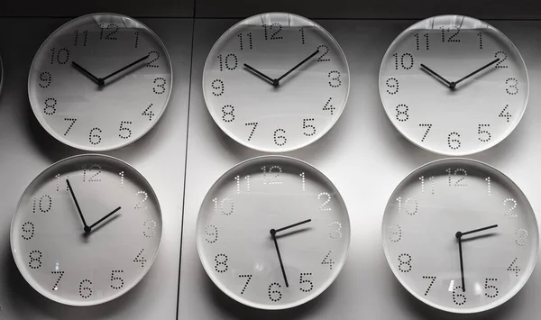 Vários Relógios Uma Parede — Fotografia de Stock