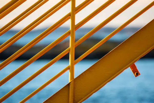 Żółte Metalowe Balustrady Promie — Zdjęcie stockowe