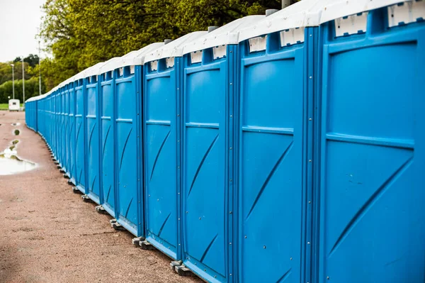 Длинный Ряд Синих Портативных Туалетов — стоковое фото