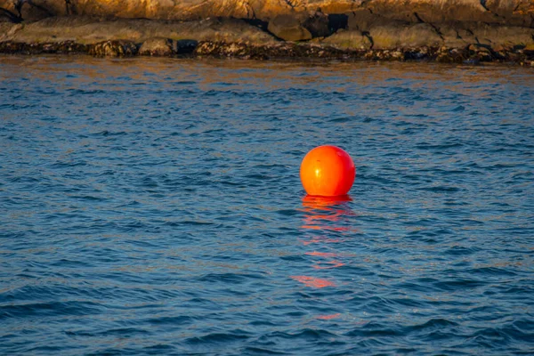 Κόκκινο Μπούι Επιπλέει Στη Θάλασσα Στο Φως Του Ηλιοβασιλέματος — Φωτογραφία Αρχείου