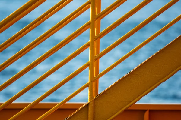 Sarı metal parmaklıklar bir feribotta.