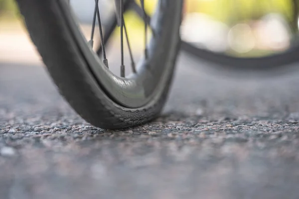 Neumático Bicicleta Casi Plano Sobre Asfalto — Foto de Stock