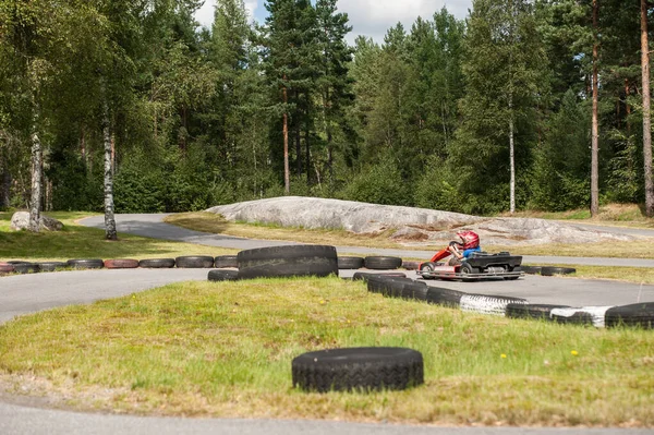 Ung Gutt Som Kjører Gøkart Rundt Bane Sommeren – stockfoto